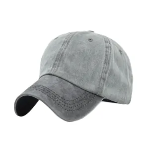 Gros plan détaillé de la casquette vintage gris foncé avec texture délavée