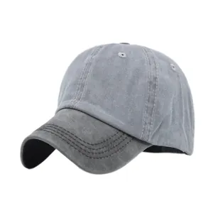 Détail d'une casquette de baseball vintage bicolore avec surpiqûres et œillets en métal