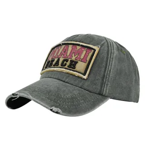 Gedetailleerde close-up van grijze baseballpet in vintage stijl met MIAMI BEACH patch