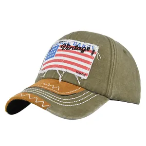 Dettaglio del ricamo vintage della bandiera americana e cuciture a contrasto su cappello