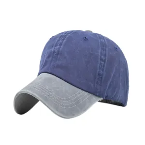 Détail d'une casquette de baseball vintage délavée avec calotte bleue et visière grise