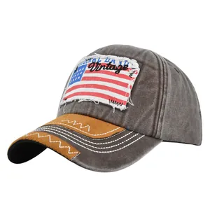 Dettaglio del ricamo della bandiera americana e della toppa vintage sul cappellino baseball