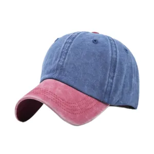 Détail d'une casquette de baseball vintage en coton délavé avec calotte bleue et visière rouge