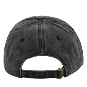 Dettaglio della fibbia in bronzo regolabile e trama denim lavato sul cappellino vintage