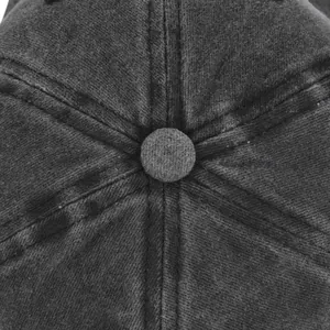 Detail van de gewassen katoenen kroon en de bovenste knoop van de vintage baseballpet