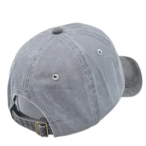 Vue détaillée de la boucle en métal réglable sur une casquette vintage gris délavé