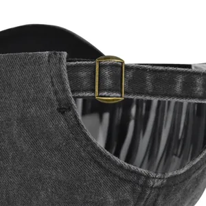 Detail van verstelbare metalen gesp en vintage versleten stof op de baseballpet