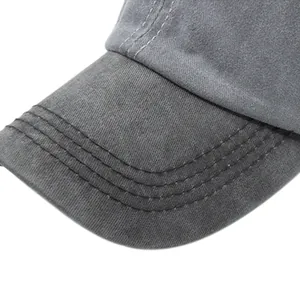 Détail de la casquette de baseball en coton délavé gris avec surpiqûres précises sur la visière