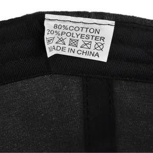 Detail van het waslabel met samenstelling van 80% katoen en 20% polyester weefsel