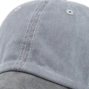 Gros plan d'une casquette en coton gris délavé avec coutures détaillées et œillets brodés