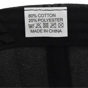 Dettaglio dell'etichetta con composizione 80% cotone e 20% poliestere, prodotto in Cina
