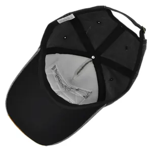 Dettaglio dell'interno del cappellino in cotone con fascia tergisudore e fibbia in metallo