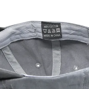 Vue détaillée de l'intérieur de la casquette en coton montrant le bandeau et l'étiquette