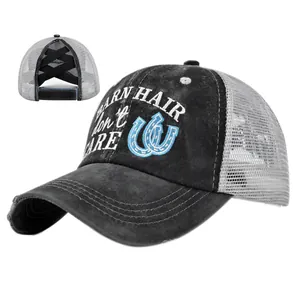 Détail des bandes élastiques croisées pour queue de cheval sur casquette filet usée