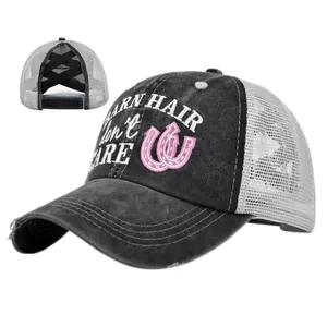 Détail de casquette trucker grise avec trou queue-de-cheval et broderie Barn Hair