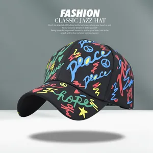 Dettaglio delle stampe graffiti Peace e Hope sulla superficie del cappello nero