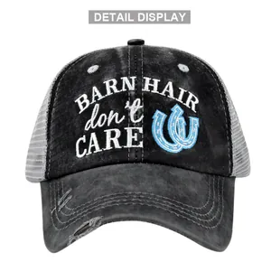 Détail de la broderie Barn Hair Don't Care sur la casquette queue de cheval délavée