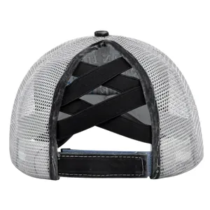 Détail de l'arrière de la casquette grise avec élastiques croisés pour queue de cheval