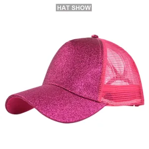 Gedetailleerde close-up van roze glitter mesh pet met pailletten en verstelbare band