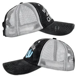 Détail de casquette trucker queue de cheval avec broderie et maille filet respirante
