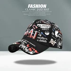 Vista dall'alto di un cappellino da baseball nero con ricami graffiti e visiera curva