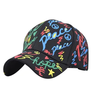 Dettaglio del cappellino da baseball nero con graffiti colorati e simboli della pace