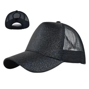 Detail van de donkerblauwe glitterpet met ademend mesh en opening voor een paardenstaart