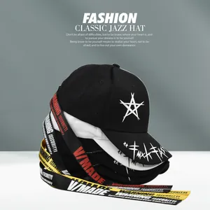 Détail de casquettes de baseball brodées d'étoiles avec longues lanières imprimées