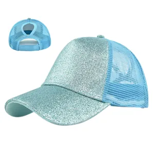 Detail van blauwe glitterpet met ademend mesh en opening voor een paardenstaart