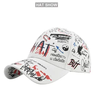 Dettaglio del cappellino da baseball bianco con stampe graffiti colorate e ricami