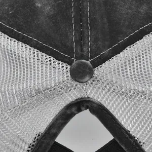 Détail de la casquette trucker à queue de cheval avec surpiqûres blanches sur toile vintage