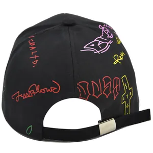 Achteraanzicht van zwarte graffiti baseballpet met verstelbare metalen sluiting en design