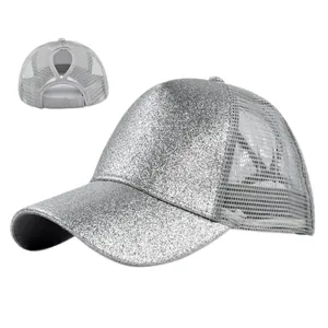 Detail van de zilveren glitterpet met mesh achterkant en opening voor een paardenstaart