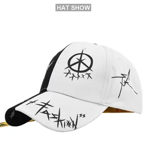 Détail de la casquette de baseball noire et blanche avec graffiti style urbain et sangle