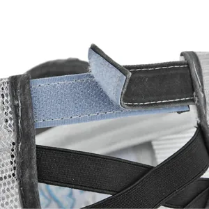 Détail de la sangle réglable à boucles et crochets avec bandes élastiques sur casquette filet