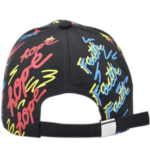 Dettaglio del retro del cappellino nero con fibbia in metallo e stampa graffiti