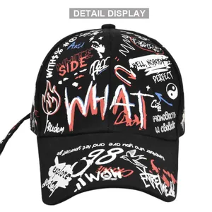 Dettaglio delle stampe graffiti street-style su un cappello nero a sei pannelli