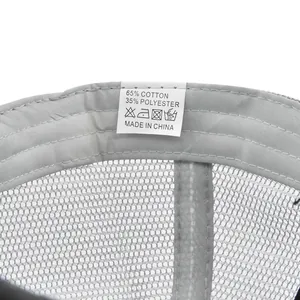 Gros plan de l'étiquette de la casquette grise montrant 65% coton et 35% polyester