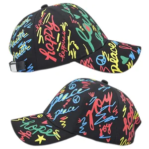 Vista laterale del cappello da baseball nero con scritte graffiti multicolori