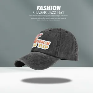 Dettaglio del ricamo 3D Route 66 su cappellino da baseball in denim nero lavato vintage