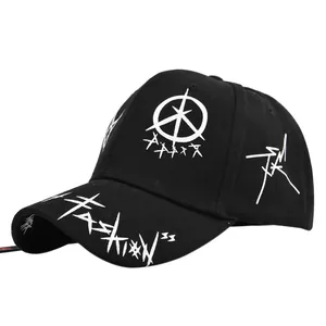 Détails de texte graffiti blanc et imprimés d'étoiles sur une casquette en coton noir