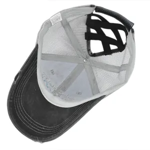 Détail de casquette queue de cheval avec filet gris et bandes élastiques entrecroisées