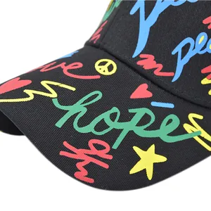 Dettaglio ravvicinato della stampa graffiti colorata e del cotone sul cappello nero