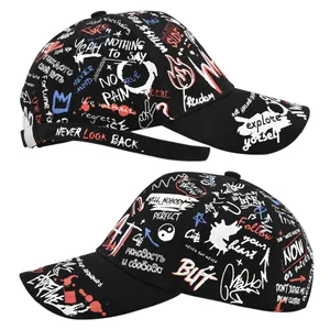 Dettaglio del cappellino da baseball graffiti nero con ricami street style e cinturini