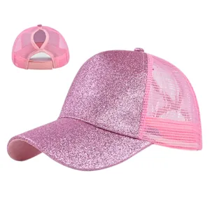Gedetailleerd achteraanzicht van roze glitter baseballpet met gat voor een hoge paardenstaart