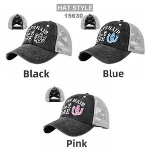 Détails de casquettes queue de cheval en denim noir, bleu et rose avec dos croisé élastique
