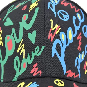 Berretto da baseball nero con stampe Love e Peace colorate in stile streetwear urbano