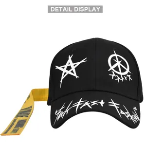 Détail d'une casquette de baseball noire avec graffiti étoile et sangle jaune industrielle