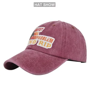 Dettaglio del berretto da baseball in cotone lavato vintage con toppa ricamata