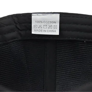 Macro-detail van het waslabel met 100% katoen materiaal op een zwarte baseballpet